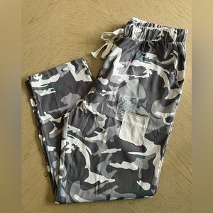 Womens Camouflage Pants, Size XL.